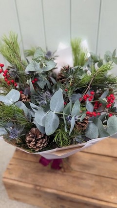 The Christmas Hedgerow Hand tie